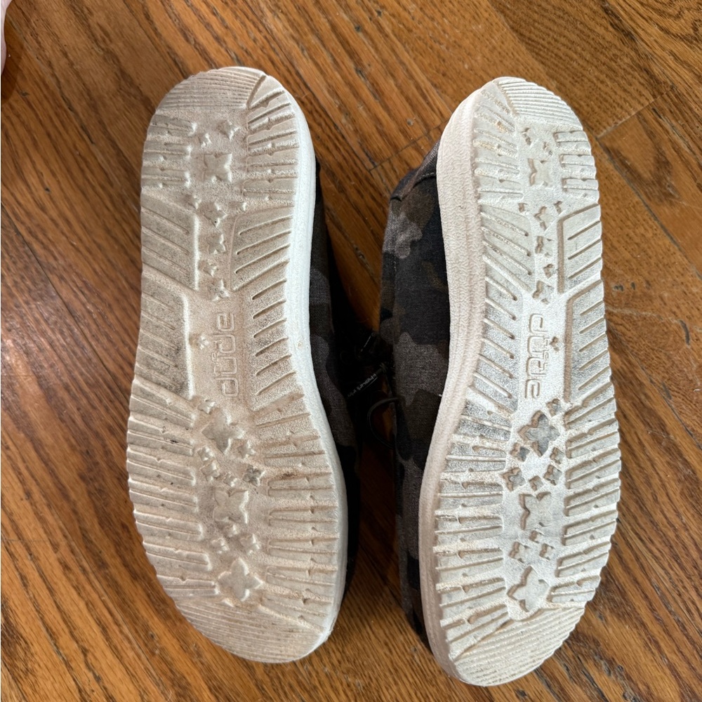 Hey Dude Kids' Camouflage Slip-On Shoes - Brown/Green Youth Size: 6 - Picture 5 of 5